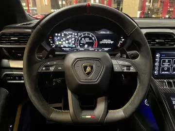LAMBORGHINI Urus Performante