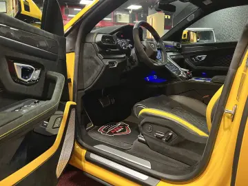 LAMBORGHINI Urus Performante