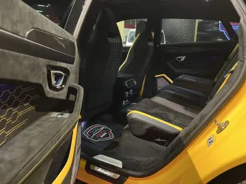 LAMBORGHINI Urus Performante