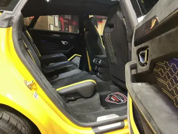 LAMBORGHINI Urus Performante