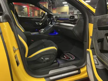 LAMBORGHINI Urus Performante