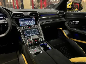 LAMBORGHINI Urus Performante