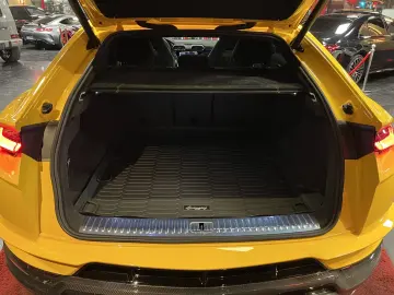 LAMBORGHINI Urus Performante