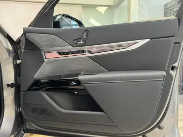 BMW M760 xDrive Executive Lounge Massage Sitzlüft