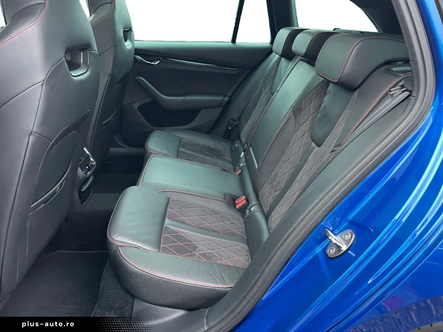 SKODA Octavia Combi 2.0TSI DSG RS Matrix Pano AHK HUD