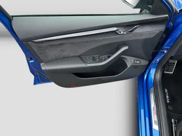 SKODA Octavia Combi 2.0TSI DSG RS Matrix Pano AHK HUD