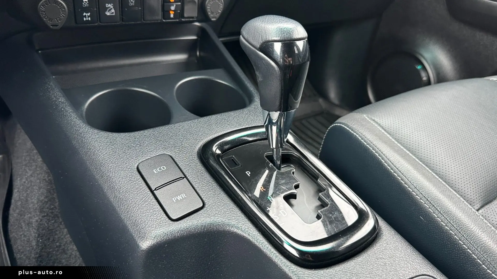 TOYOTA Hilux 2.8 D-4D 4X4 DOUBLE INVINCIBLE NET  47490