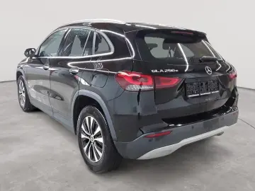 MERCEDES-BENZ GLA 250 e 8G-DCT Style Navi