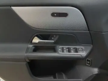 MERCEDES-BENZ GLA 250 e 8G-DCT Style BusiP LED SHZ