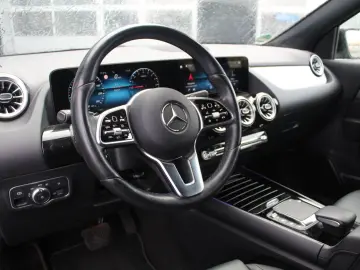 MERCEDES-BENZ GLA 250 e Style  AHK LED KAMERA AMBIENTEB.