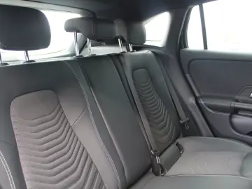 MERCEDES-BENZ GLA 250 e Style  AHK LED KAMERA AMBIENTEB.