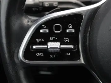 MERCEDES-BENZ GLA 250 e Style  AHK LED KAMERA AMBIENTEB.