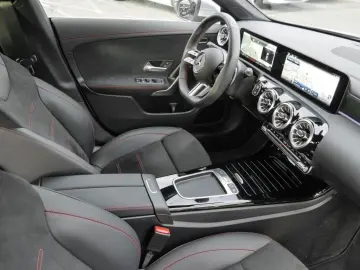 MERCEDES-BENZ CLA 250 4MATIC Coupé AMG MBEAM AMBIENTE MBUX