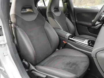 MERCEDES-BENZ CLA 250 4MATIC Coupé AMG MBEAM AMBIENTE MBUX