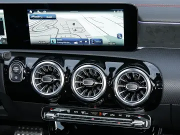 MERCEDES-BENZ CLA 250 4MATIC Coupé AMG MBEAM AMBIENTE MBUX