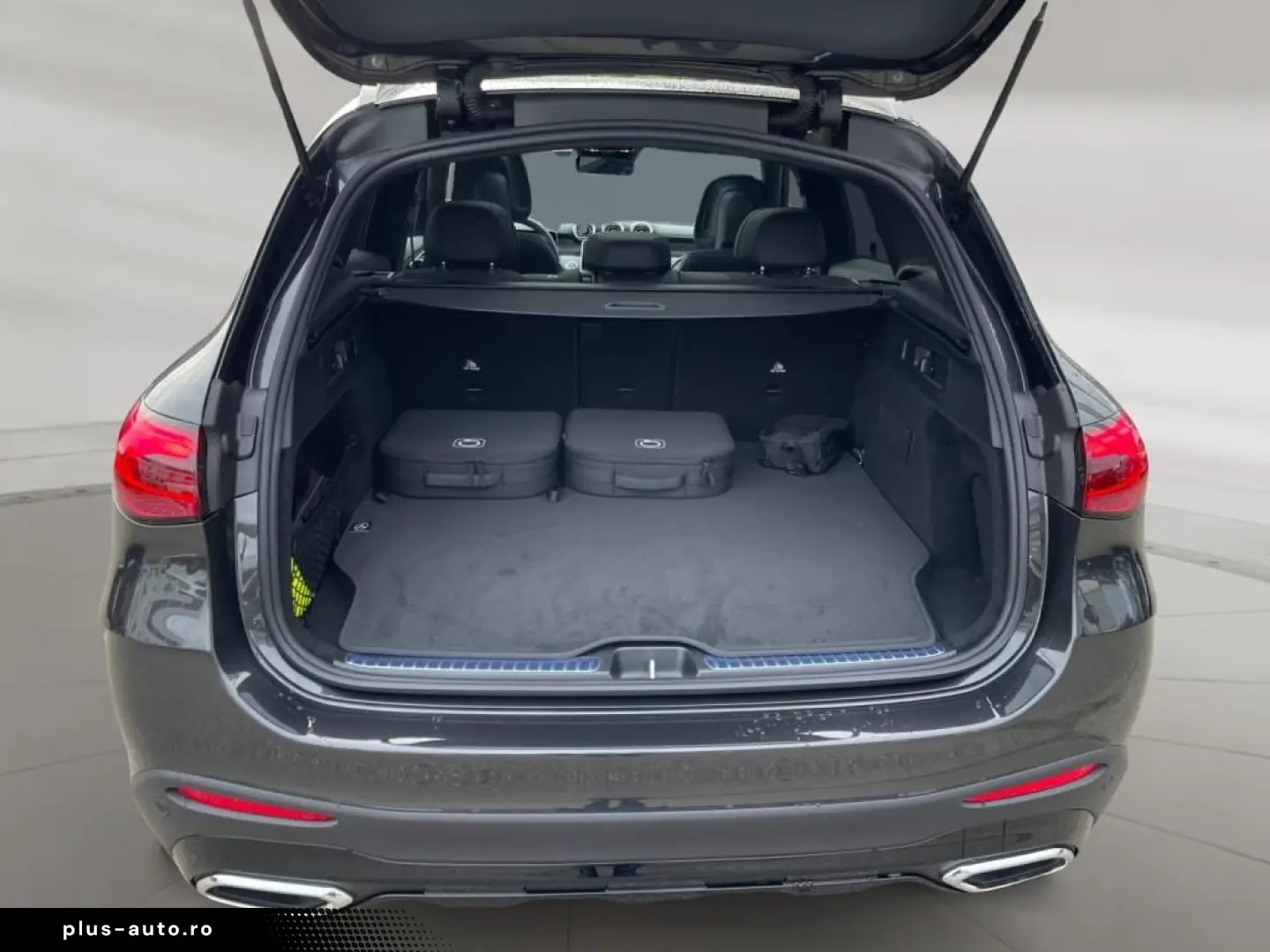 MERCEDES-BENZ GLC 300 e 4M  AMG 19Z Night Pano AHK Fahrass.