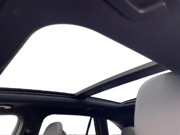 MERCEDES-BENZ GLC 300 e 4M  AMG 19Z Night Pano AHK Fahrass.