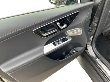 MERCEDES-BENZ GLC 300 e 4M  AMG 19Z Night Pano AHK Fahrass.