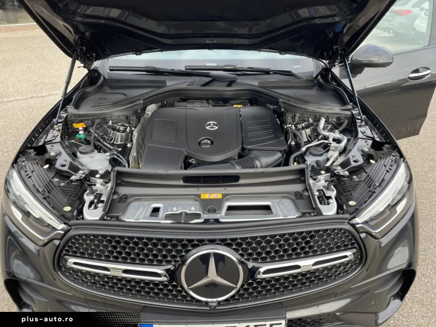 MERCEDES-BENZ GLC 300 e 4M  AMG 19Z Night Pano AHK Fahrass.