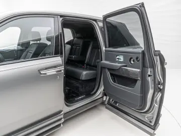 ROLLS ROYCE Cullinan Black Badge MANSORY Starlight R24