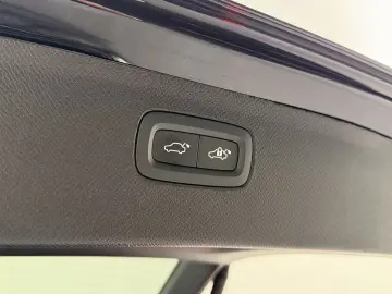 VOLVO XC90 T8 Core Recharge Plug-In Hybrid AWD ACC LED