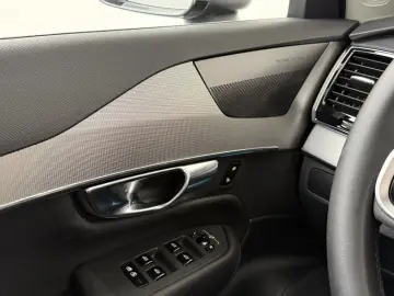 VOLVO XC90 T8 Core Recharge Plug-In Hybrid AWD ACC LED