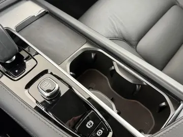 VOLVO XC90 T8 Core Recharge Plug-In Hybrid AWD ACC LED