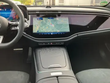 MERCEDES-BENZ E 200 AMG Superscreen