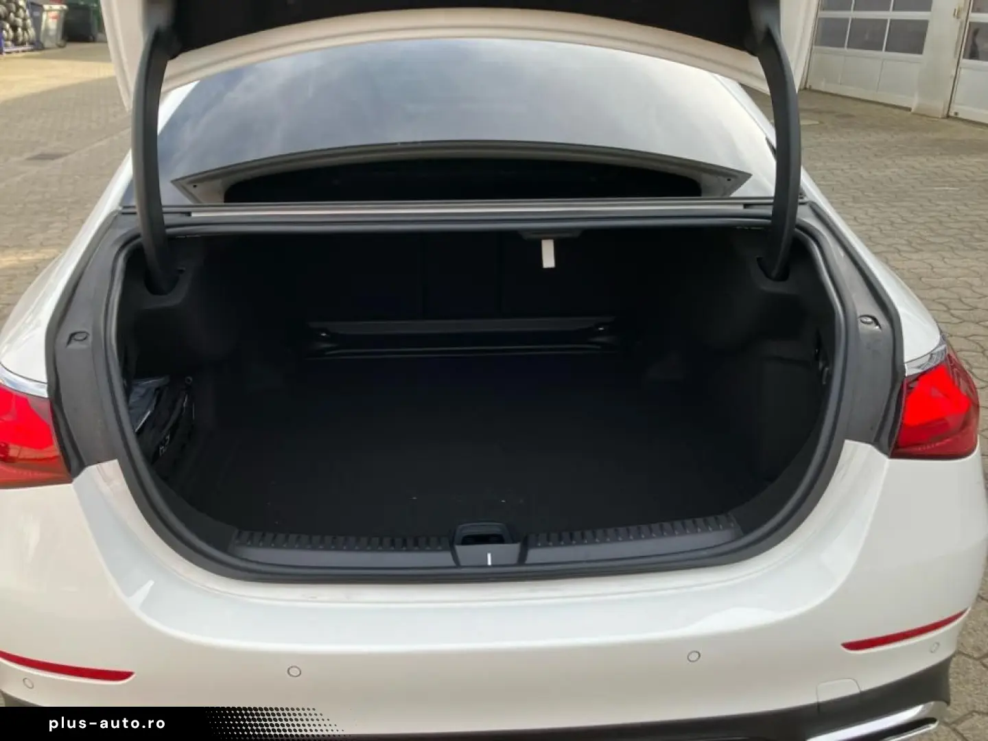 MERCEDES-BENZ E 200 AMG Superscreen