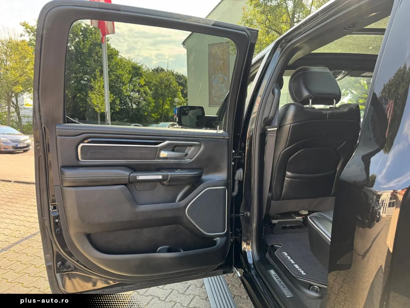 DODGE RAM 1500 5.7 V8 Crew Cab Laramie Night Luftf.