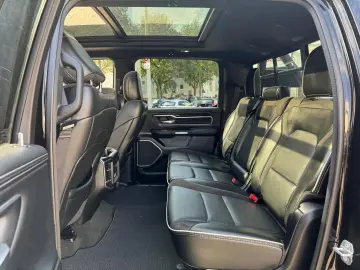 DODGE RAM 1500 5.7 V8 Crew Cab Laramie Night Luftf.