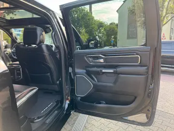 DODGE RAM 1500 5.7 V8 Crew Cab Laramie Night Luftf.