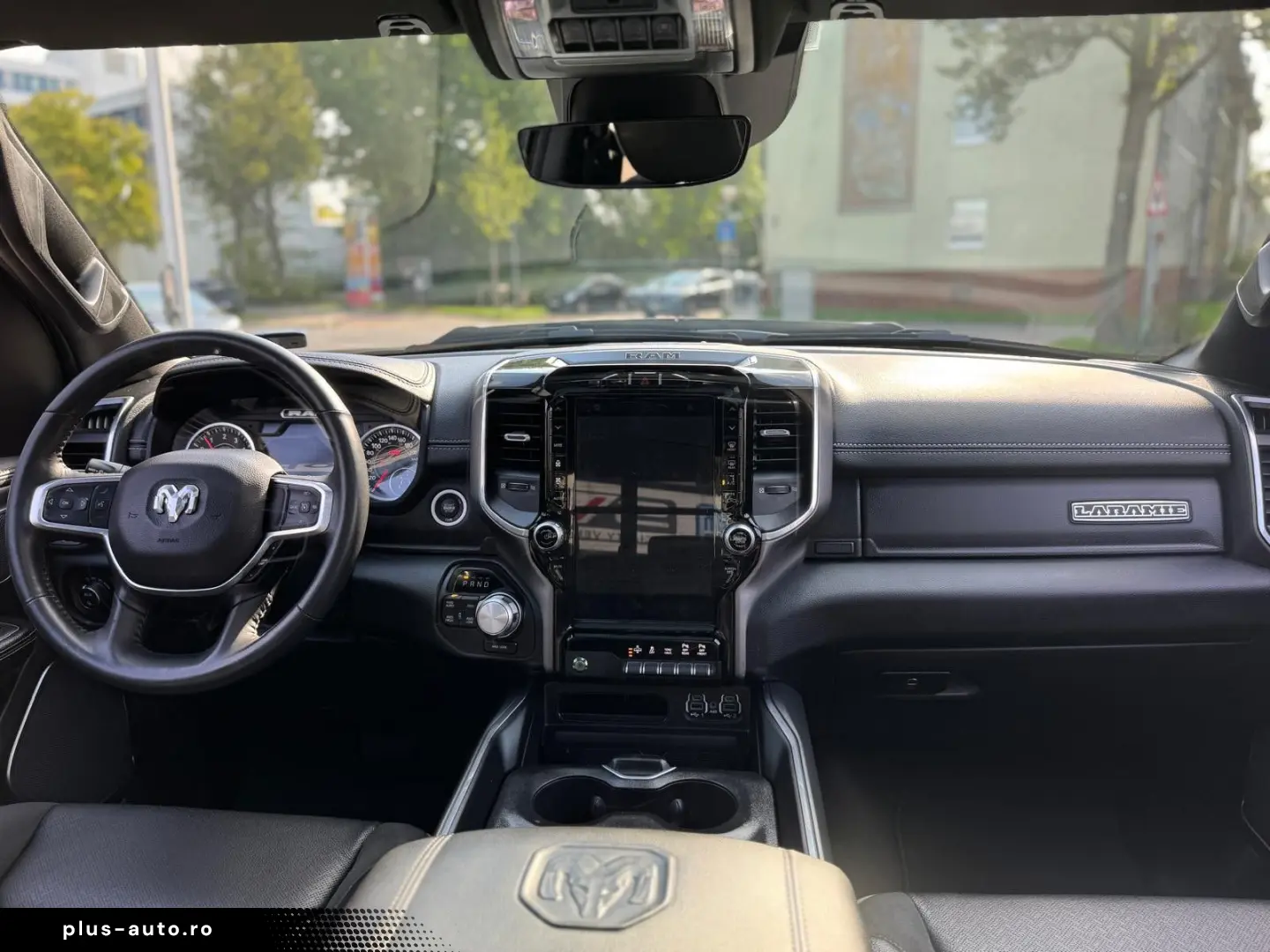 DODGE RAM 1500 5.7 V8 Crew Cab Laramie Night Luftf.