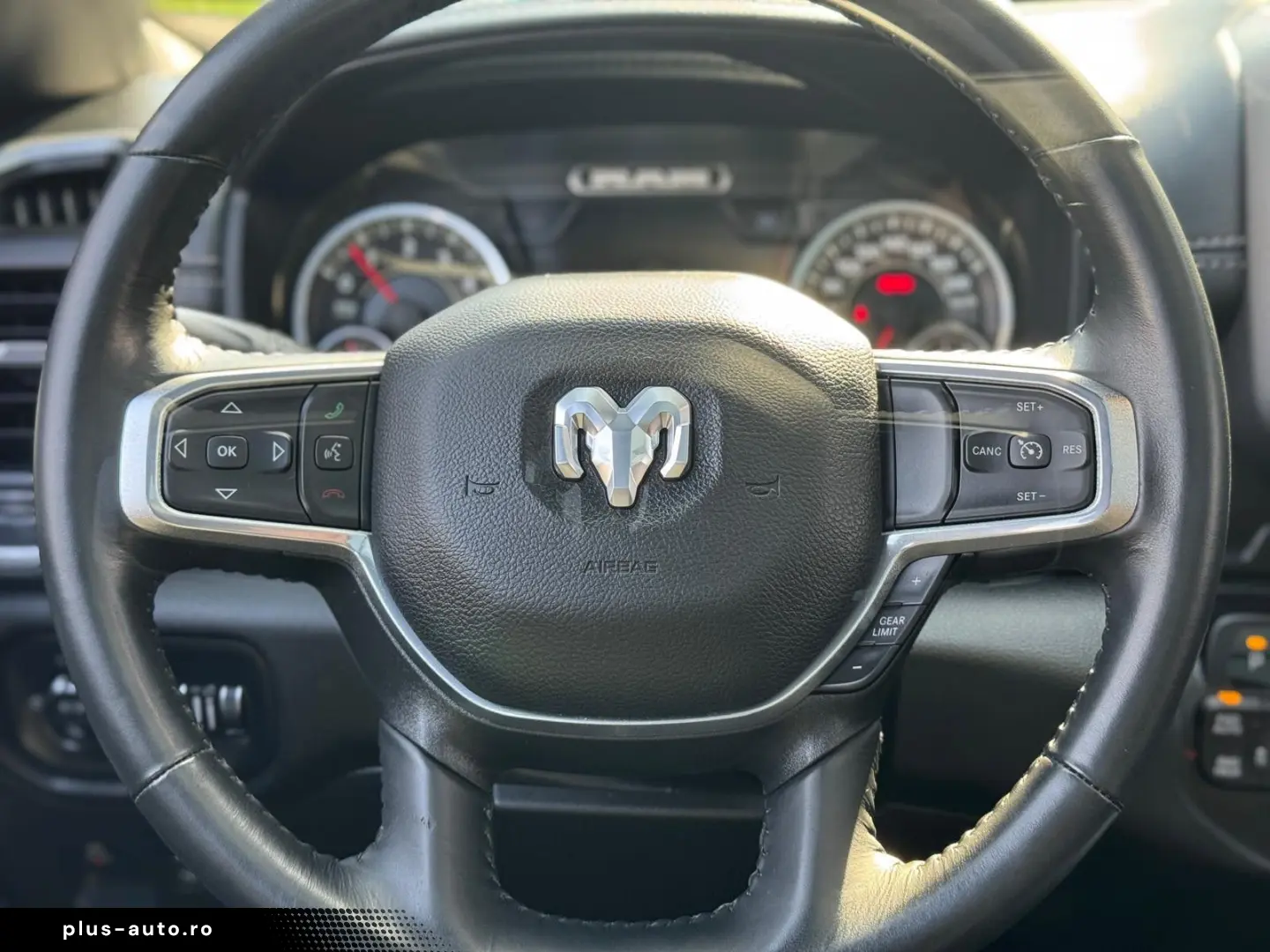 DODGE RAM 1500 5.7 V8 Crew Cab Laramie Night Luftf.