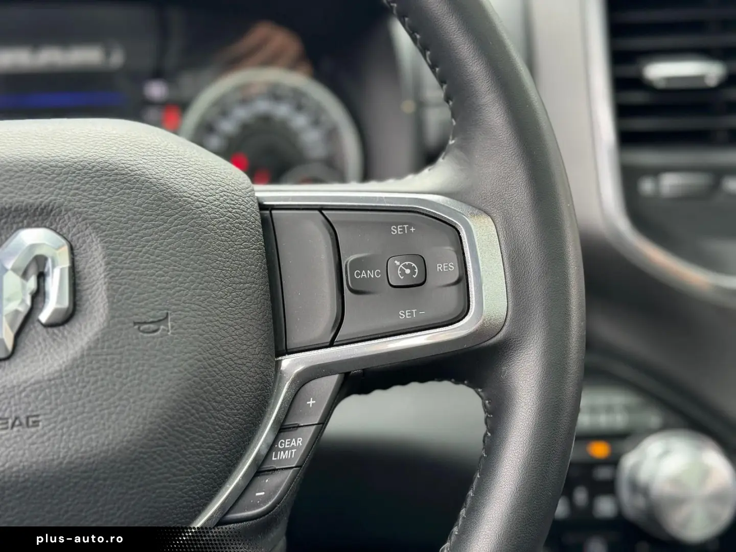 DODGE RAM 1500 5.7 V8 Crew Cab Laramie Night Luftf.