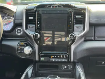 DODGE RAM 1500 5.7 V8 Crew Cab Laramie Night Luftf.