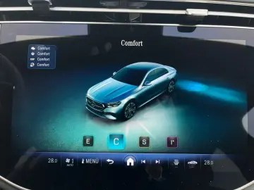 MERCEDES-BENZ E 220 d AMG Night SUPERSCREEN