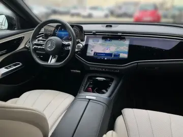 MERCEDES-BENZ E 220 d AMG Night SUPERSCREEN