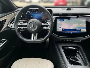 MERCEDES-BENZ E 220 d AMG Night SUPERSCREEN