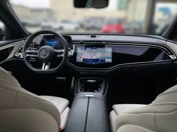 MERCEDES-BENZ E 220 d AMG Night SUPERSCREEN