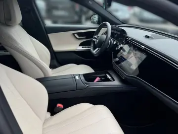 MERCEDES-BENZ E 220 d AMG Night SUPERSCREEN