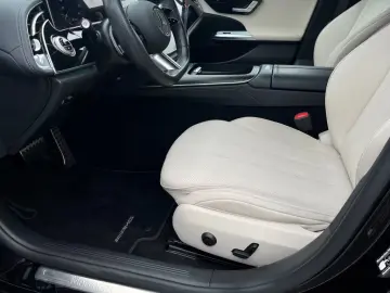 MERCEDES-BENZ E 220 d AMG Night SUPERSCREEN