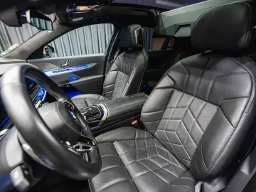 BMW 740 d xDrive  M Sport Pro Iconic Glow Theater TV