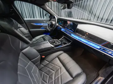 BMW 740 d xDrive  M Sport Pro Iconic Glow Theater TV