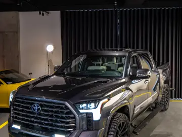 Toyota Tundra Hybrid Capstone CrewMax 5.5 Magnetic Gray