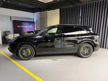 Porsche Cayenne e-hybrid Pano Crono PASM PDLS  Carlig MY23