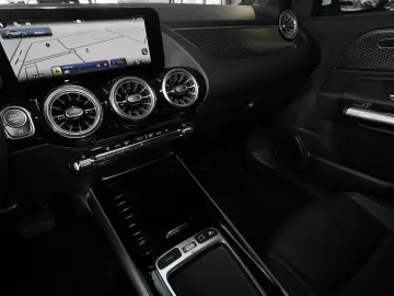 MERCEDES-BENZ GLA 200 Progressive EDITION PANO MULTIBEAM 360