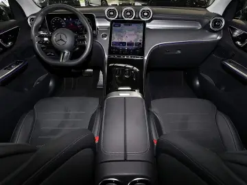 MERCEDES-BENZ GLC 200 4M AMG PANO TOTWINKEL MEMORY 360  19