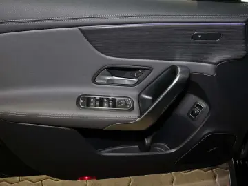 MERCEDES-BENZ A 250 e AMG HEADUP DISTRONIC BURMESTER LED 18