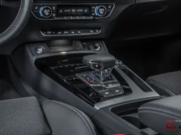 AUDI Q5 55 e Q S-Line Evolution 20  Pano Matrix Tow